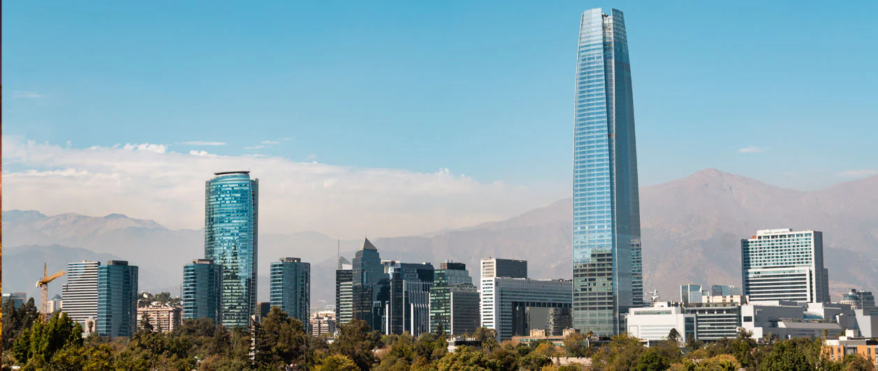 Skyline de Santiago con la Gran Torre, edificios corporativos y la cordillera al fondo.