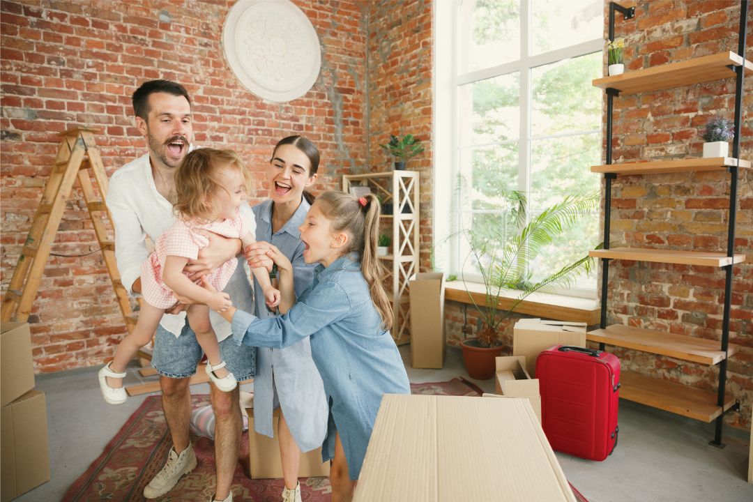 Una familia que conocer el seguro de su comunidad