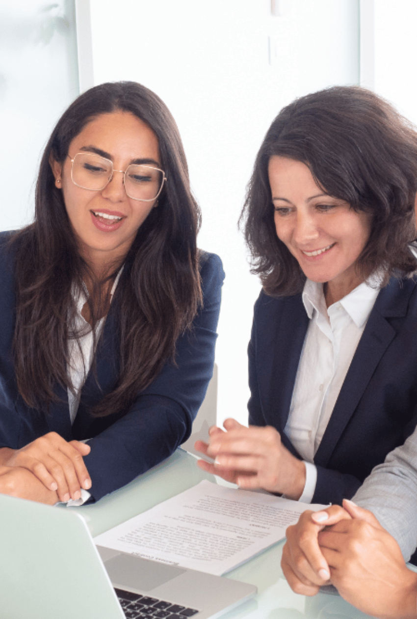 Ejecutivas revisando documentos, representando el Seguro de Responsabilidad Civil para administradores y comités de copropietarios con Seguros CCS