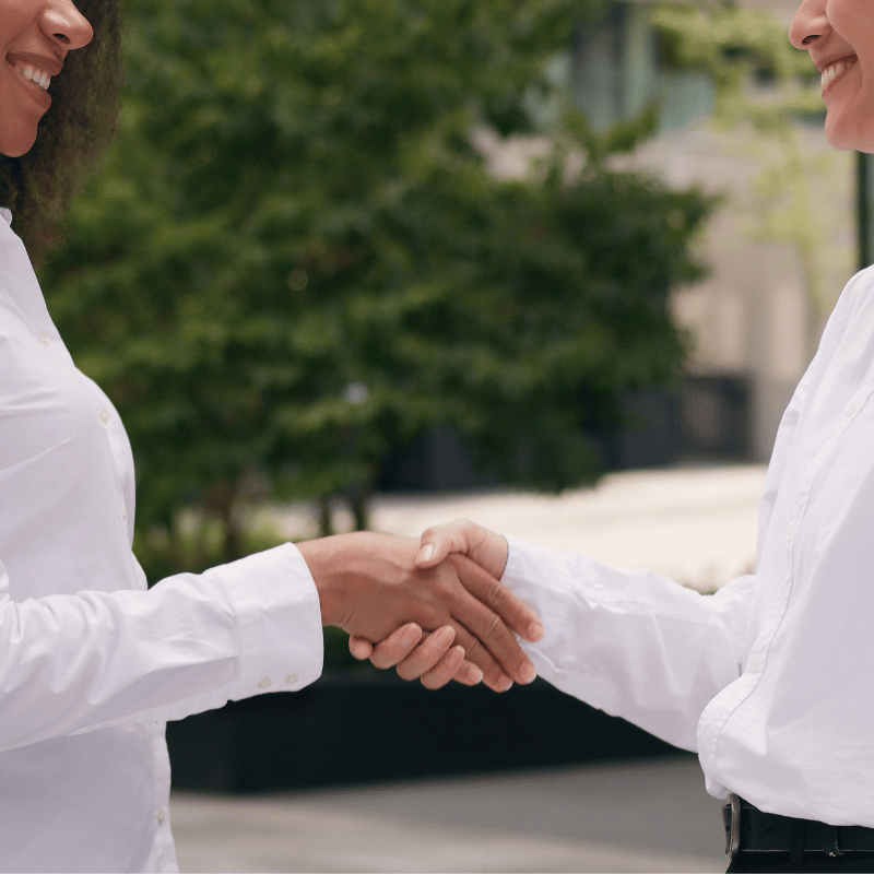 Apretón de manos entre dos personas, representando la confianza y cercanía de Seguros CCS con sus clientes