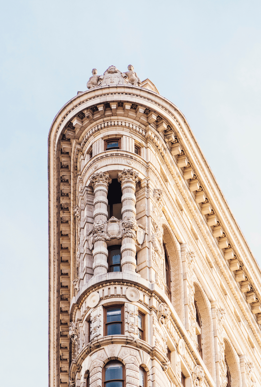 Fotografía de un edificio antiguo con detalles arquitectónicos, representando la cobertura especializada de Seguros CCS para edificaciones patrimoniales